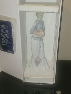 Lladro Elegant Lady Figurine in Blue and White
